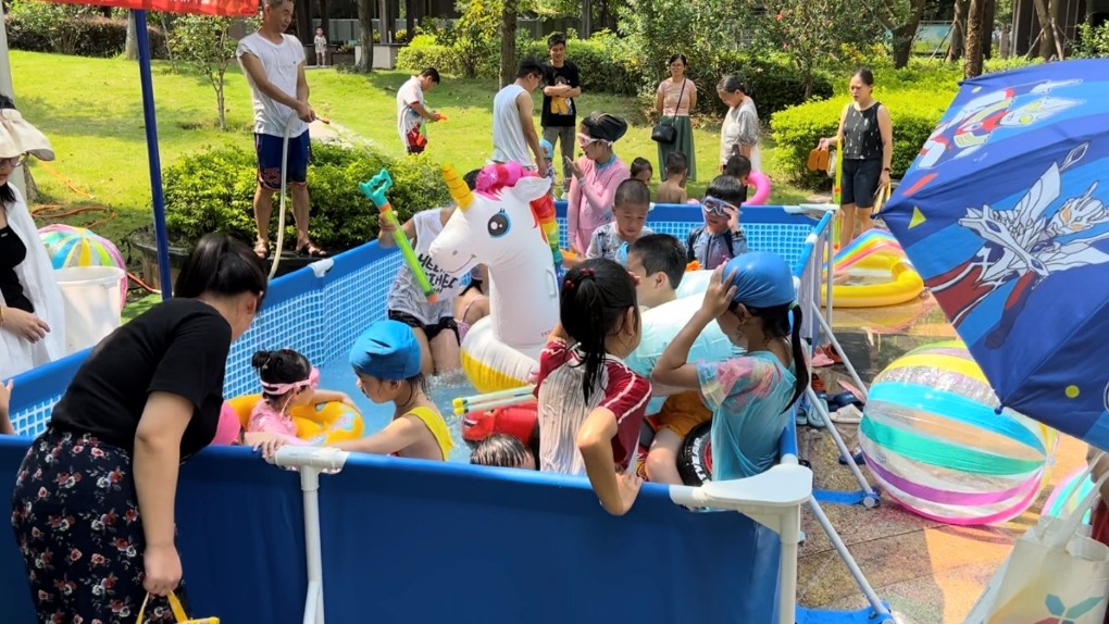 Sicher, farbenfroh und unterhaltsam: Unsere aufblasbaren Spielgeräte für Kinder