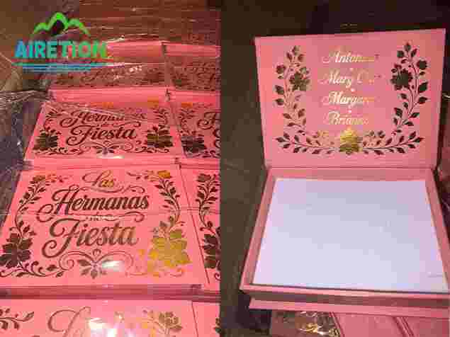 Kundenbeispiele aus den USA: Personalisierte rosa Geschenkboxen mit Goldfolie