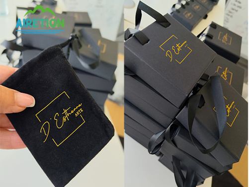 Japanische Kundenpräsentation: Hochwertige, individuell gestaltete Geschenktüten aus schwarzem Papier mit Goldfolienlogo